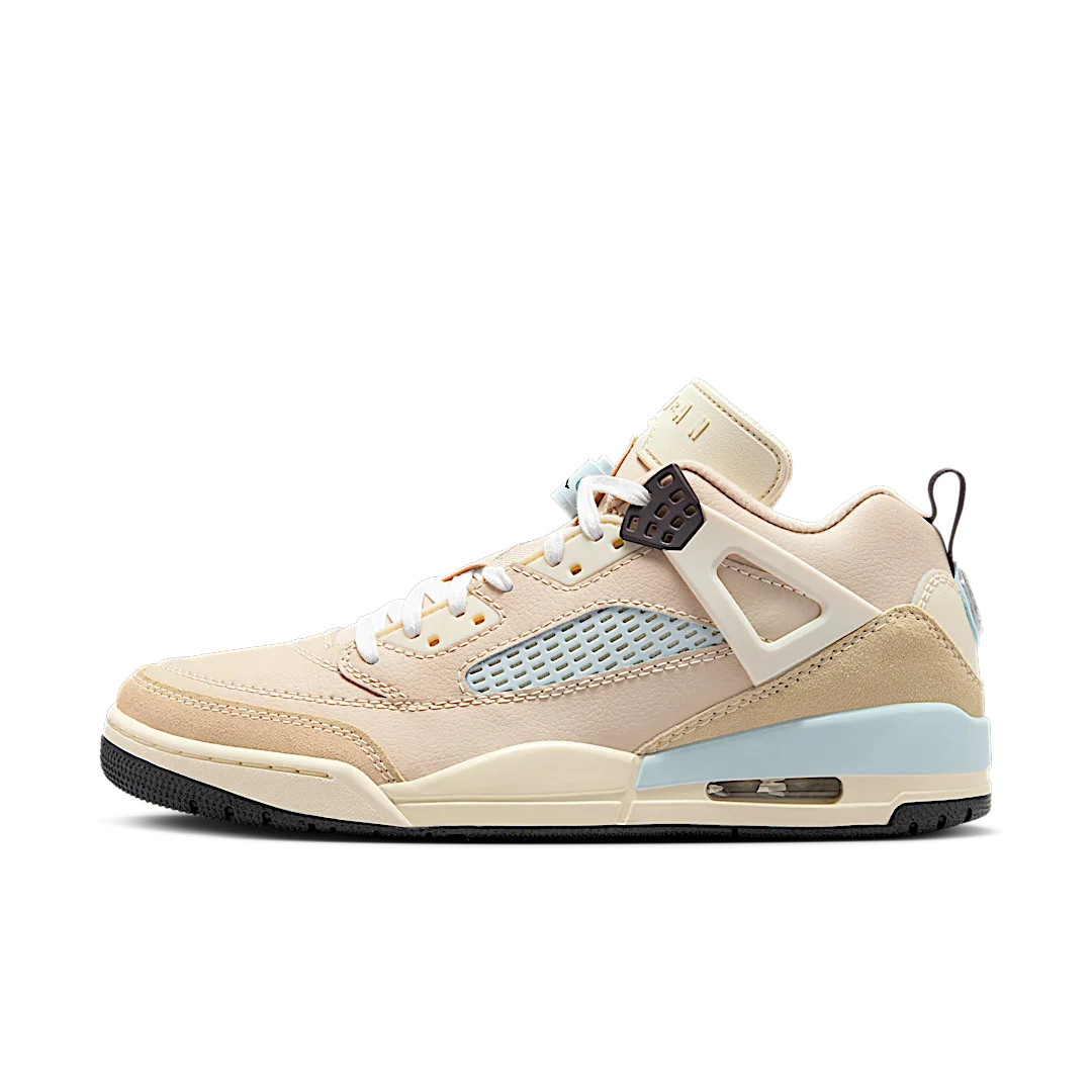 Vista lateral de las Air Jordan Spizike Low Sand Drift Muslin mostrando la combinacion de tonos arena y muselina