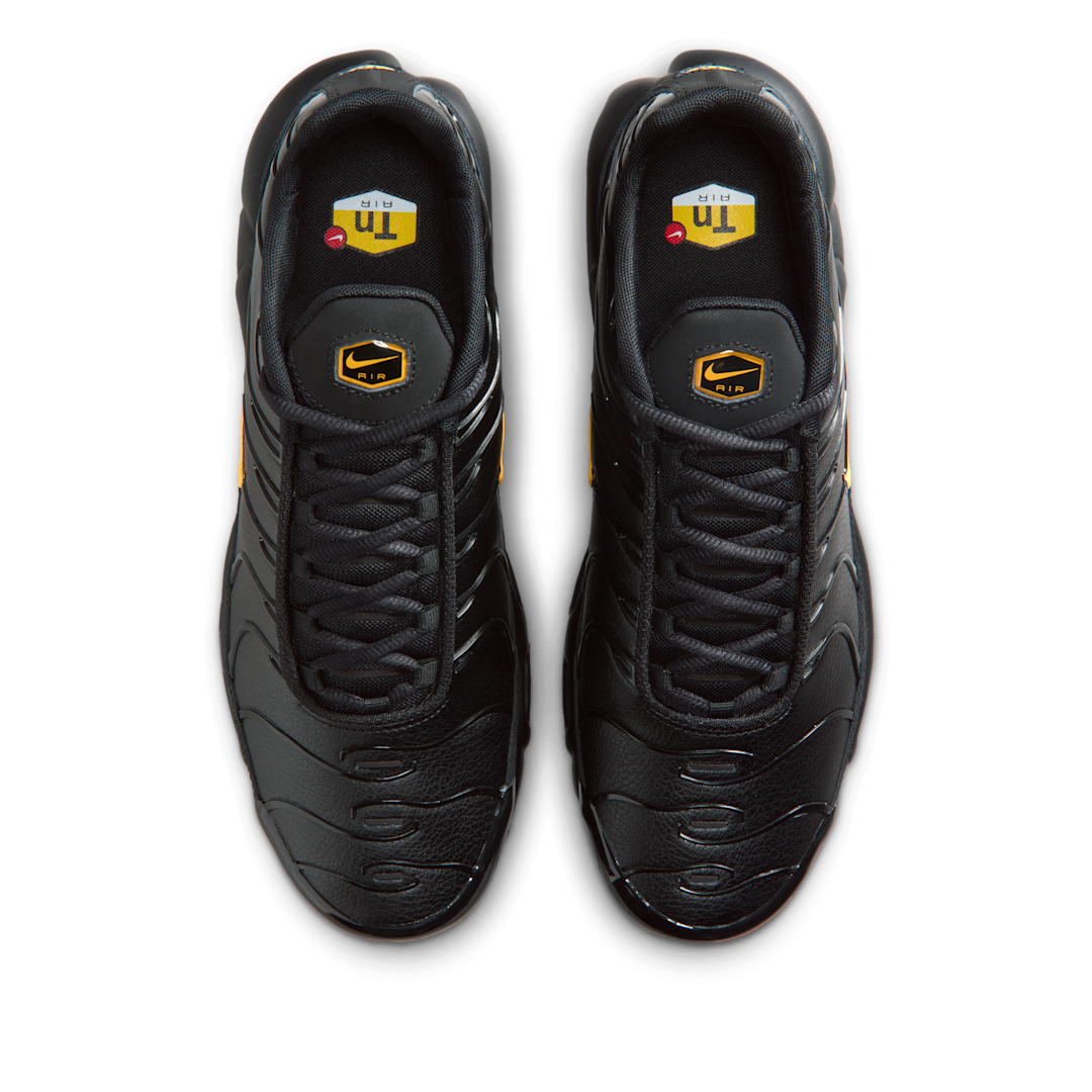 Vista superior de las Nike Air Max Plus Premium Black Laser Orange mostrando cordones y detalles de material negro